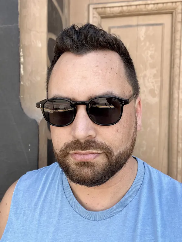 Corte corto con volumen arriba y barba perfilada